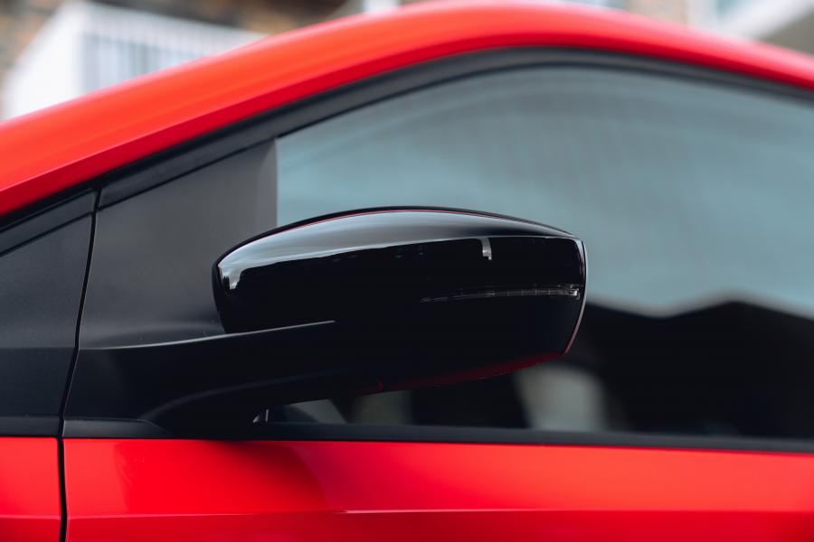 Детали экстерьера Volkswagen up! Black Edition 2020 года  (UK) (фото 23 из 40)